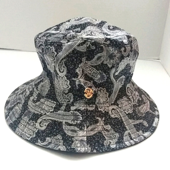 Steve Madden Accessories - STEVE MADDEN SATIN REVERSIBLE BLACK PAISLEY BUCKET HAT SIZE OS NWT